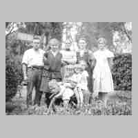 094-0069 In Darges Garten in Schirrau 1928. Tischler Reichold, Hertha und Caroline Szimmetat, Meta Darge und Ida Bahr u.a..jpg